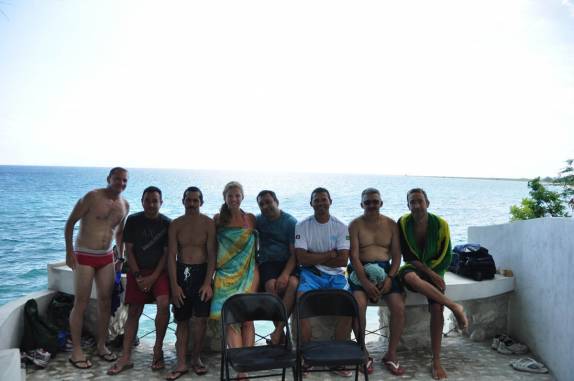 Confraternização com militares brasileiros da força de paz da ONU, na praia Obama, perto de Cabaret, antiga Duvalierville, no litoral central do Haiti